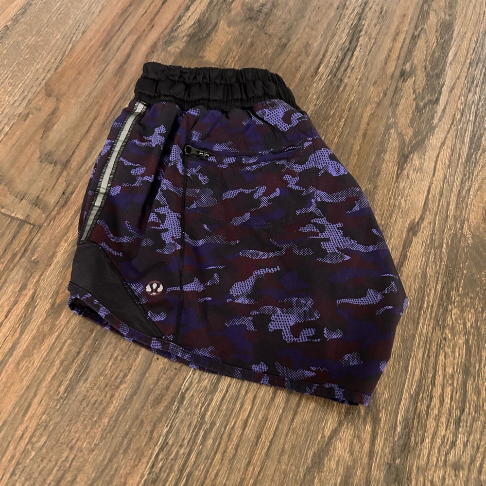 lululemon Hotty Hot Low-Rise Camo Shorts - Purple and Black 2.5 Size 4